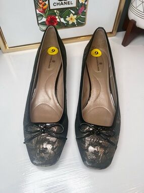 Bandolino Xylon square toe brocade fabric metallic black & gold with Bow Accent